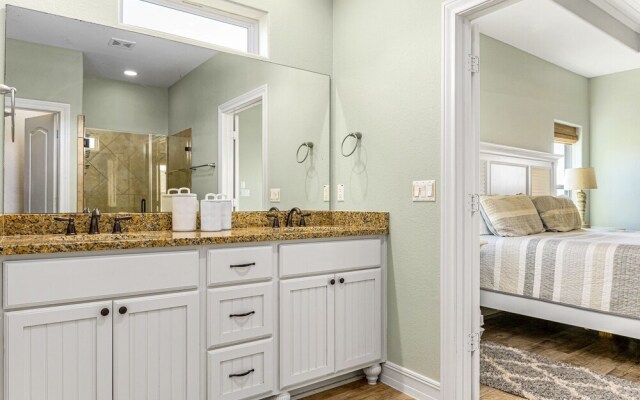 1 Holiday 4 Bedroom Home by RedAwning