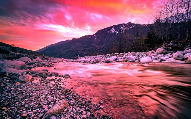 The Allure Grand Resort - Majestic Riverside Retreat