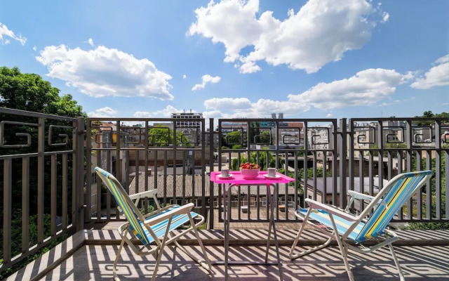 Silver Apartment With Hot Tub And Balcony