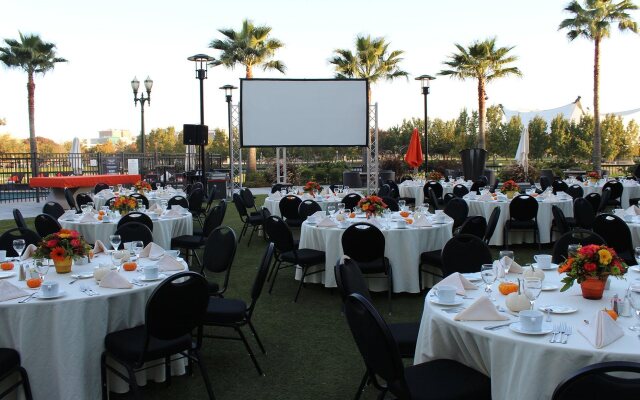 University Plaza Waterfront Hotel