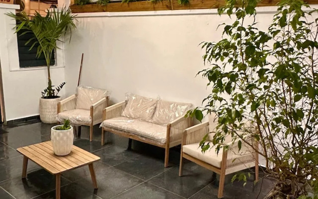 Cyrus Hotel-House