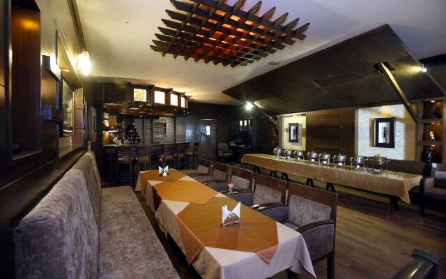 OYO 9985 Hotel Sekhon Grand
