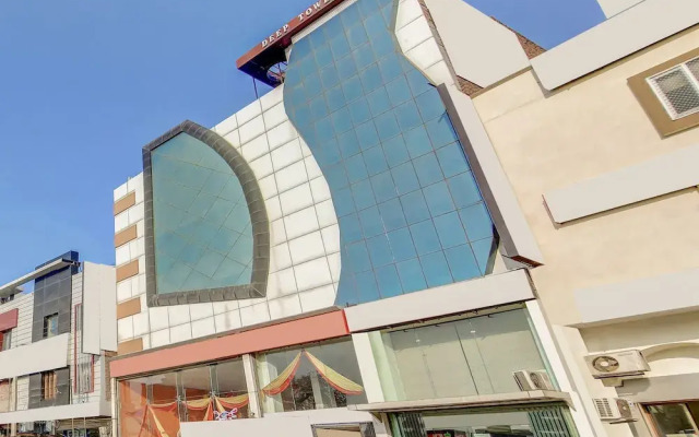 OYO 27999 Hotel Deep