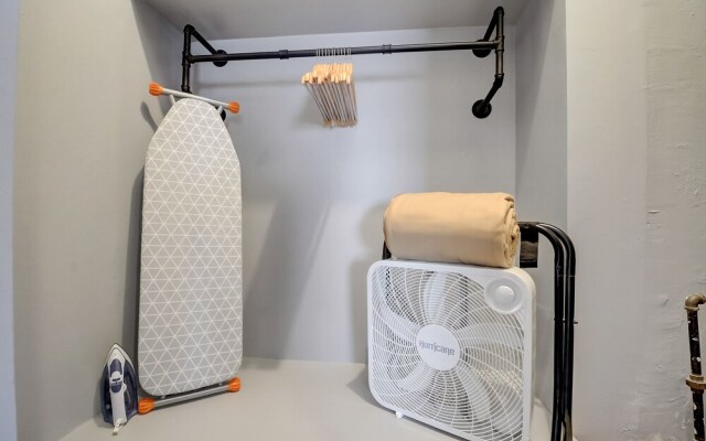 Frontdesk 2 BR House Near Cardinal Stadium