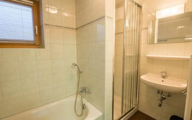 Cozy Chalet with 4 Bathrooms near Königsleiten