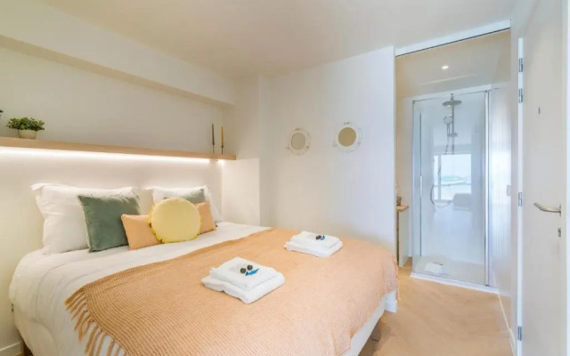 Moderne Studio Met Fantastisch Frontaal Zeezicht