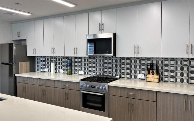 Beautiful and Sunny 3bd 2ba Hollywood Apartment