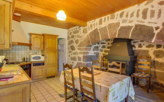 Spacious Holiday Home near Forest in Auvergne