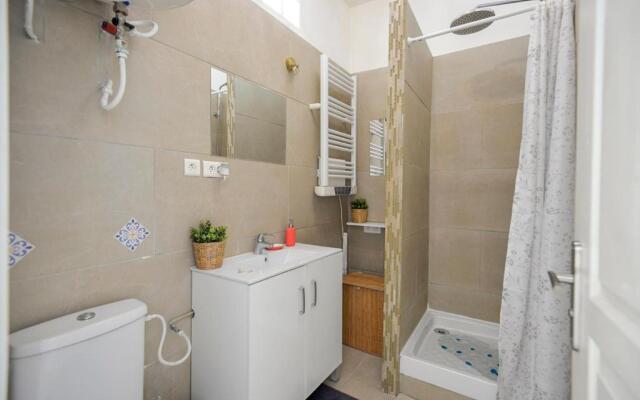 Chic And Modern Apt 5 Min From the Beach