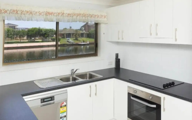 Lake House on Elouera