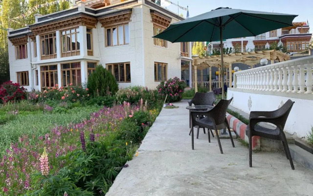 Raku Guest House