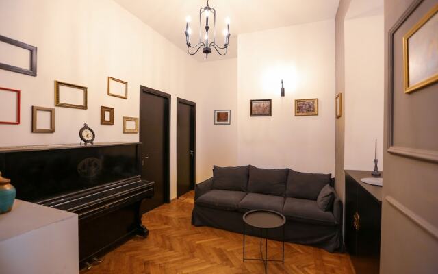 Hosthub 7 Leo Kiacheli Street