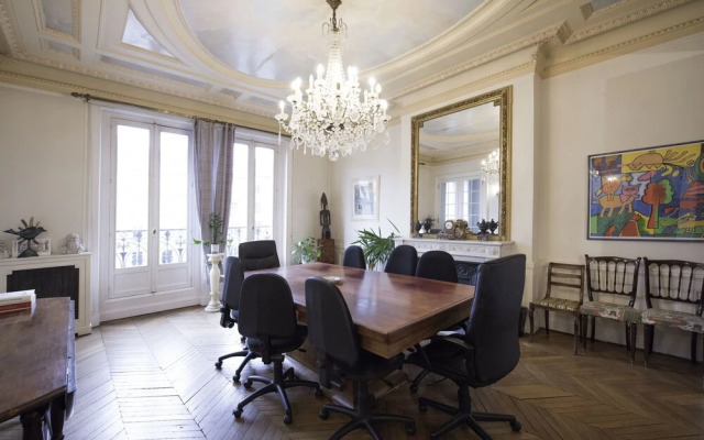 Veeve Champs Élysées Hideaway