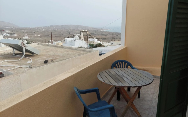 Akrotiri Cosy Studio with Patio and View