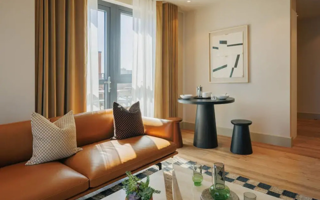 Sophisticated Studio Flat With Rooftop Access