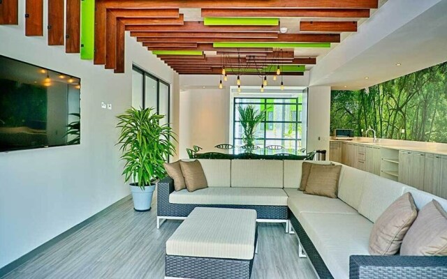 BEE Suites Santa Ana