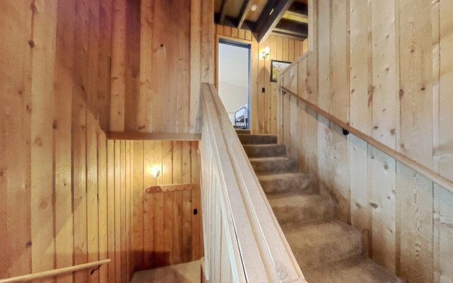 Slopeside Four Bedroom Homes at 1849 Condos - Free Wifi and Parking! by RedAwning