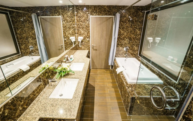 New Season Square Hotel