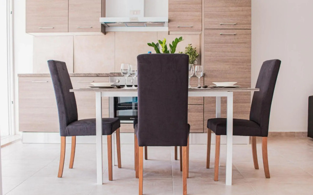 UNIQUE 2 Bedroom in AMAZING location NEAR the SEA