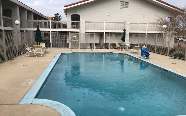 Days Inn by Wyndham Sulphur West