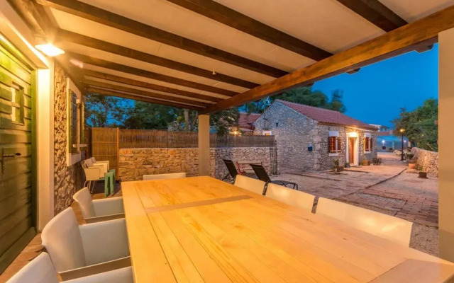 Amazing Home in Sukosan With 3 Bedrooms, Private Swimming Pool and Outdoor Swimming Pool