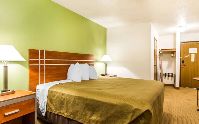 Econo Lodge & Suites