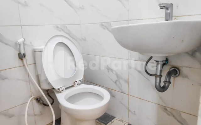 Ada Guest House near RS Methodist Medan RedPartner