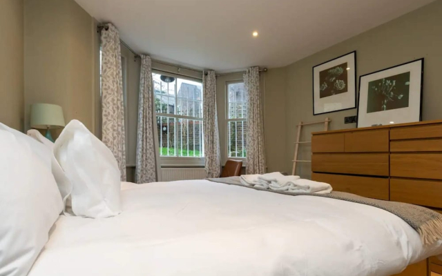 Snug 2BD Flat in Ladbroke Grove, London