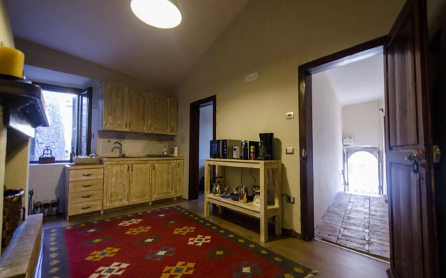 Casa Della Torre In Borgo Medievale