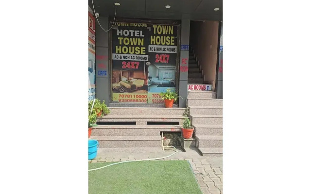 Town house cafe and hotel