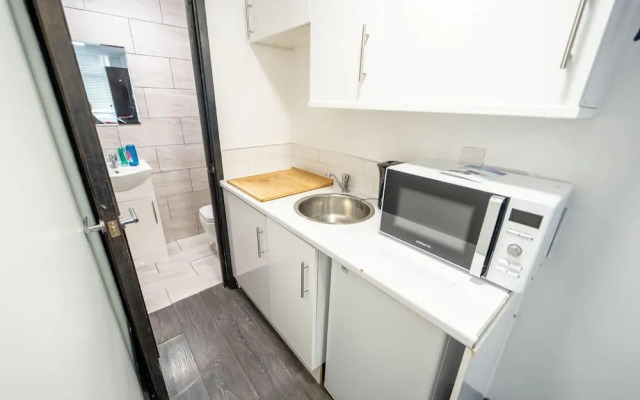 Ground Floor Studio Close to the City!