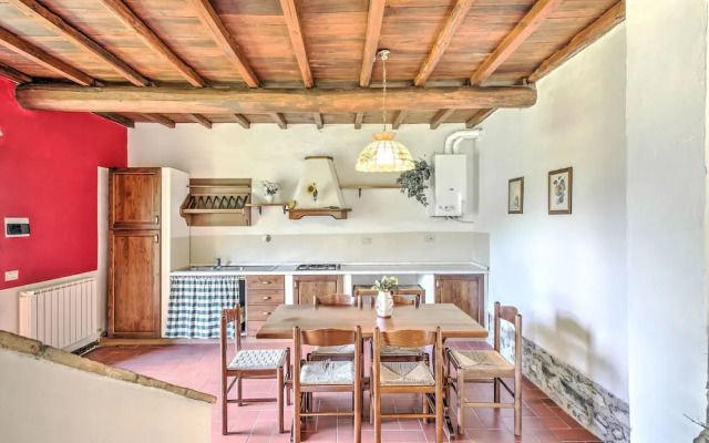 Attractive Farmhouse in Tuscany With Swimming Pool