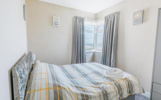 SEA VIEW - 3 bed apartment looking over Bridlington North Beach