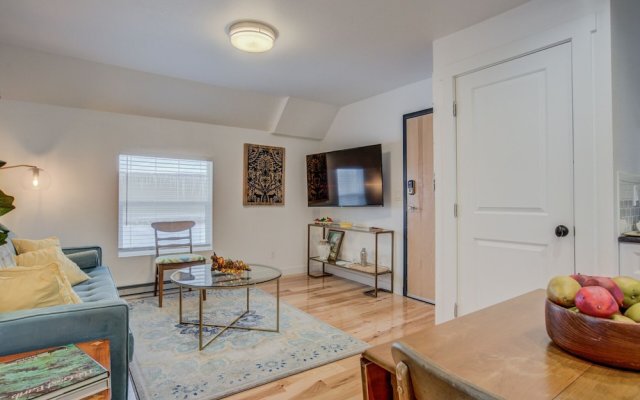 1BR Downtown Urbanitydining, Drink, Cafes & Escape