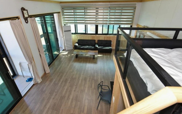 Yeosu Chunghong Pension