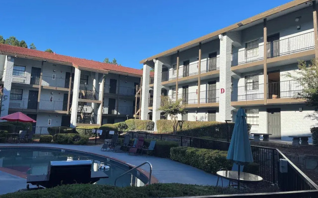 Guest Inn & Suites