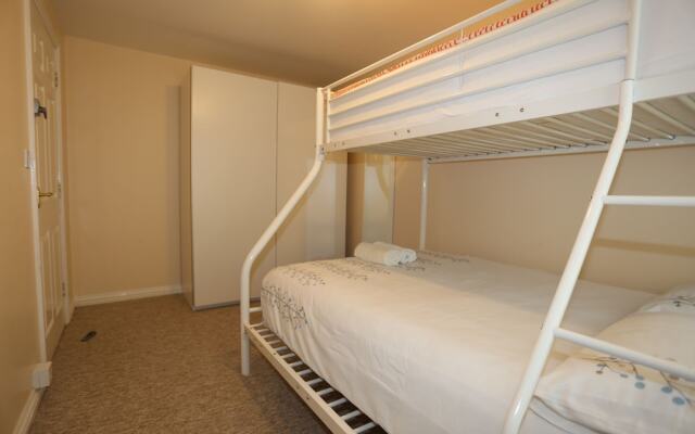 Beautiful 4 beds Hillview House