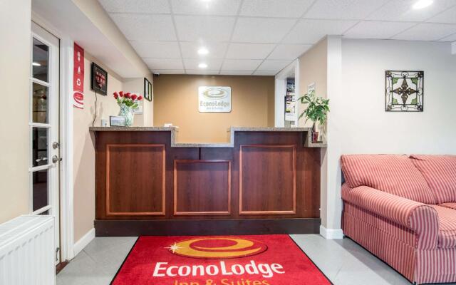 Econo Lodge Inn & Suites