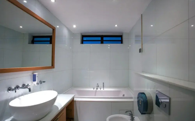 RedDoorz Hostel @ Signature Inn