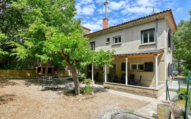 Spacious apartment in a villa with terrace and garden in Ventabren