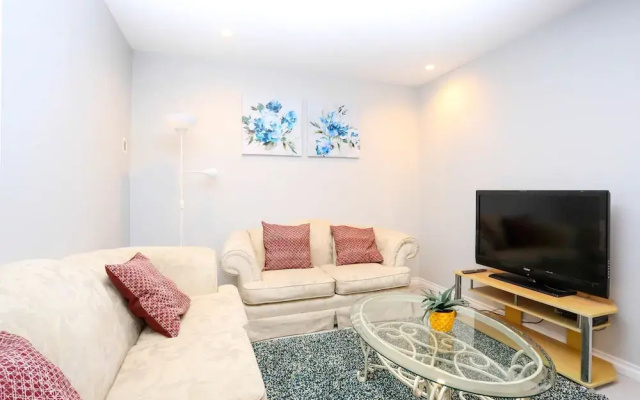 Family Home-Metrotown by Elevate Rooms