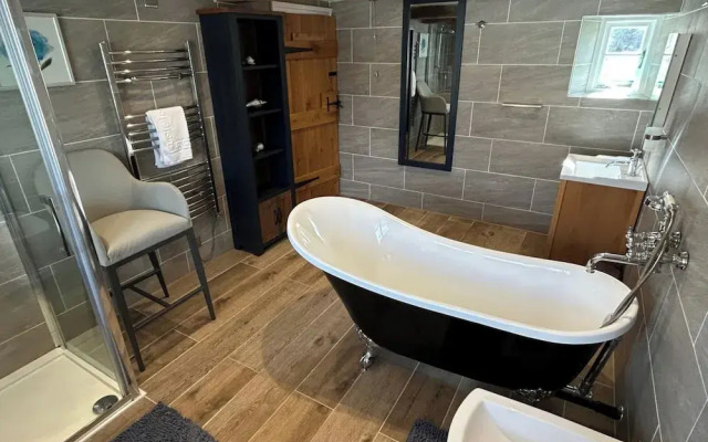 Farmhouse - Sleeps 6 - Near Alton Towers - Parking