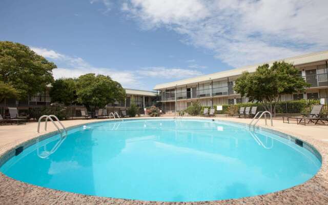 Days Inn by Wyndham Clinton