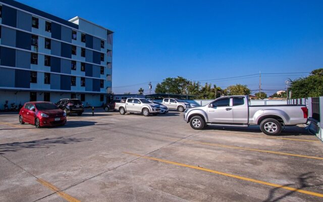 Salinsiri at Lat Krabang