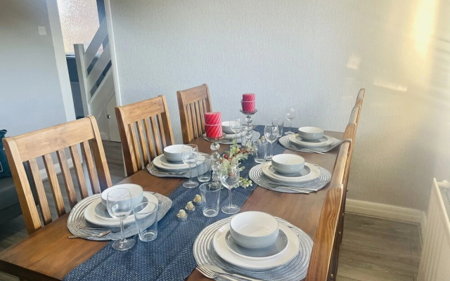 Beautiful 4-bed House in Birmingham Airport NEC