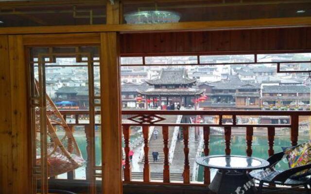 Xiangxi Phoenix Long River Inn