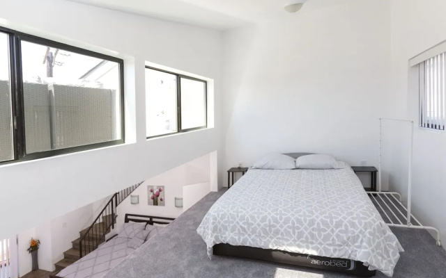 Modern Loft Rooftop Deck Venice Beach Studio Bedroom Apts by RedAwning