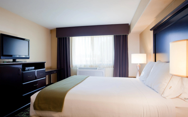 Holiday Inn Express & Suites Woodland Hills by IHG
