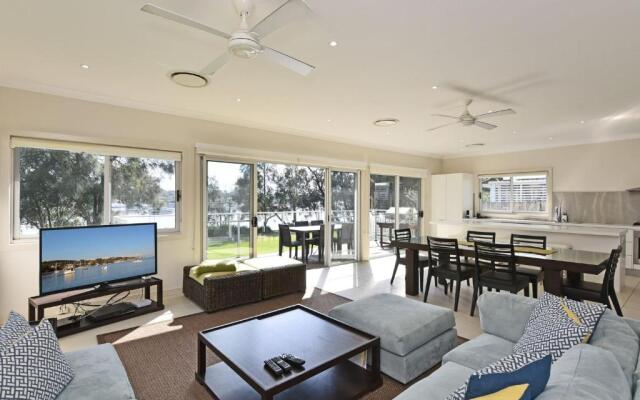 Wangi Lakehouse - renovated Lake Macquarie lakefront Location