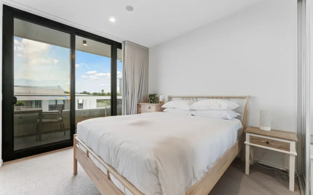 Perfect Location 1-bed With Balcony, BBQ & Parking